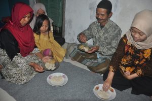 Dari desa ke media sosial, cara generasi milenial lestarikan Nasi Leye (2/3)