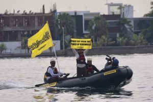 Gelar ‘Fossil of the Day’ jadi sorotan saat Greenpeace gelar aksi protes ‘Karpet Merah’ untuk para pelobi industri fosil