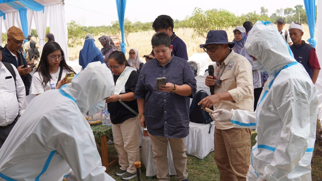 Philippine mango farmers learn sustainable pest control in Indonesia